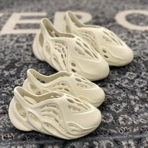 Yeezy Foam Runner pallets - Image 4